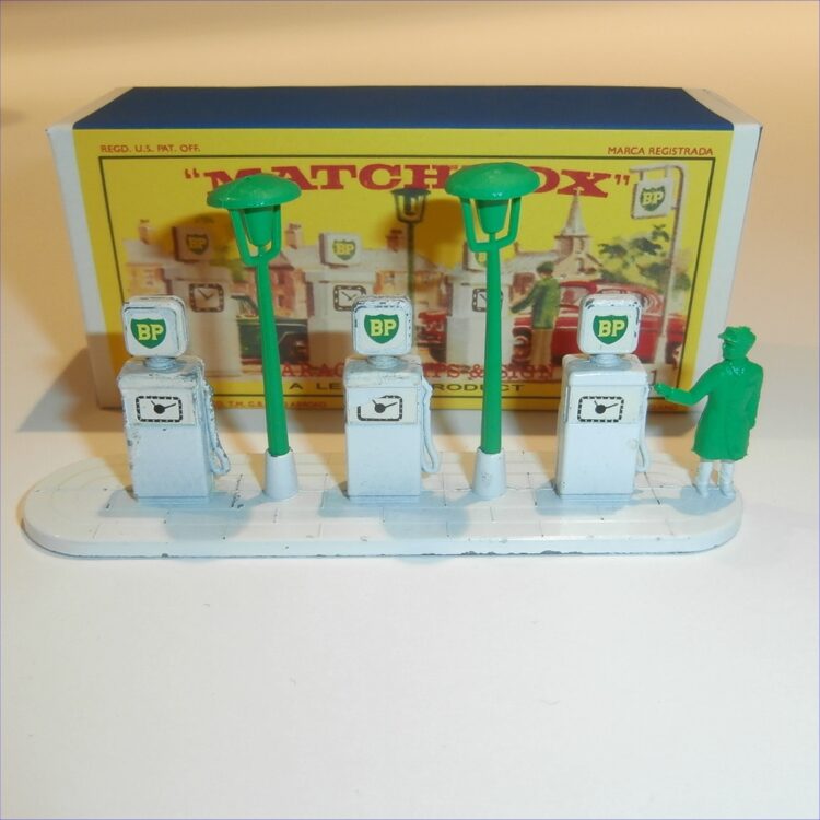 Matchbox Lesney Accessory A1b BP Petrol Pumps Display Box with Plastic Man Lamps