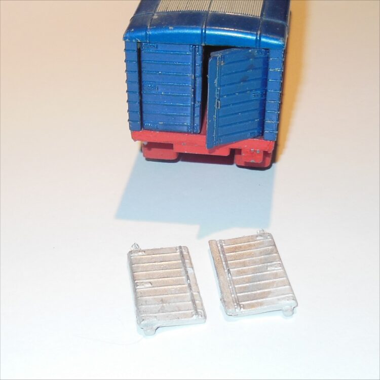 Corgi Toys 1100 Mack 1137 Ford Articulated Trailer Rear Doors Pair