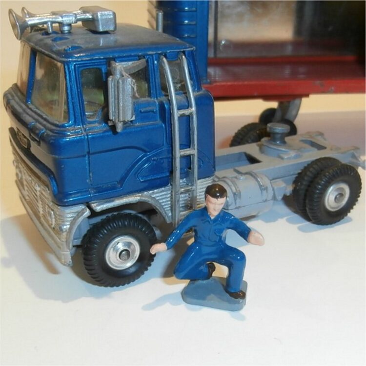 Corgi Toys 1142 Holmes Wrecker Kneeling Mechanic
