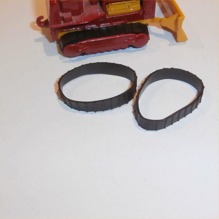 Matchbox Tracks 1-75 16 d Case Tractor Treads Black Pair